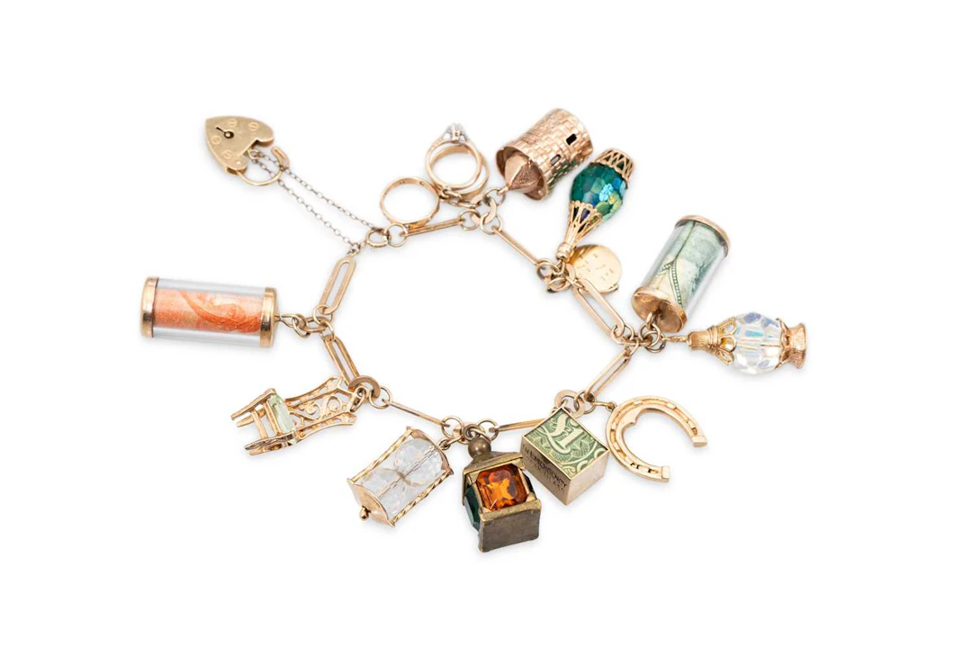 A 9CT YELLOW GOLD CHARM BRACELET