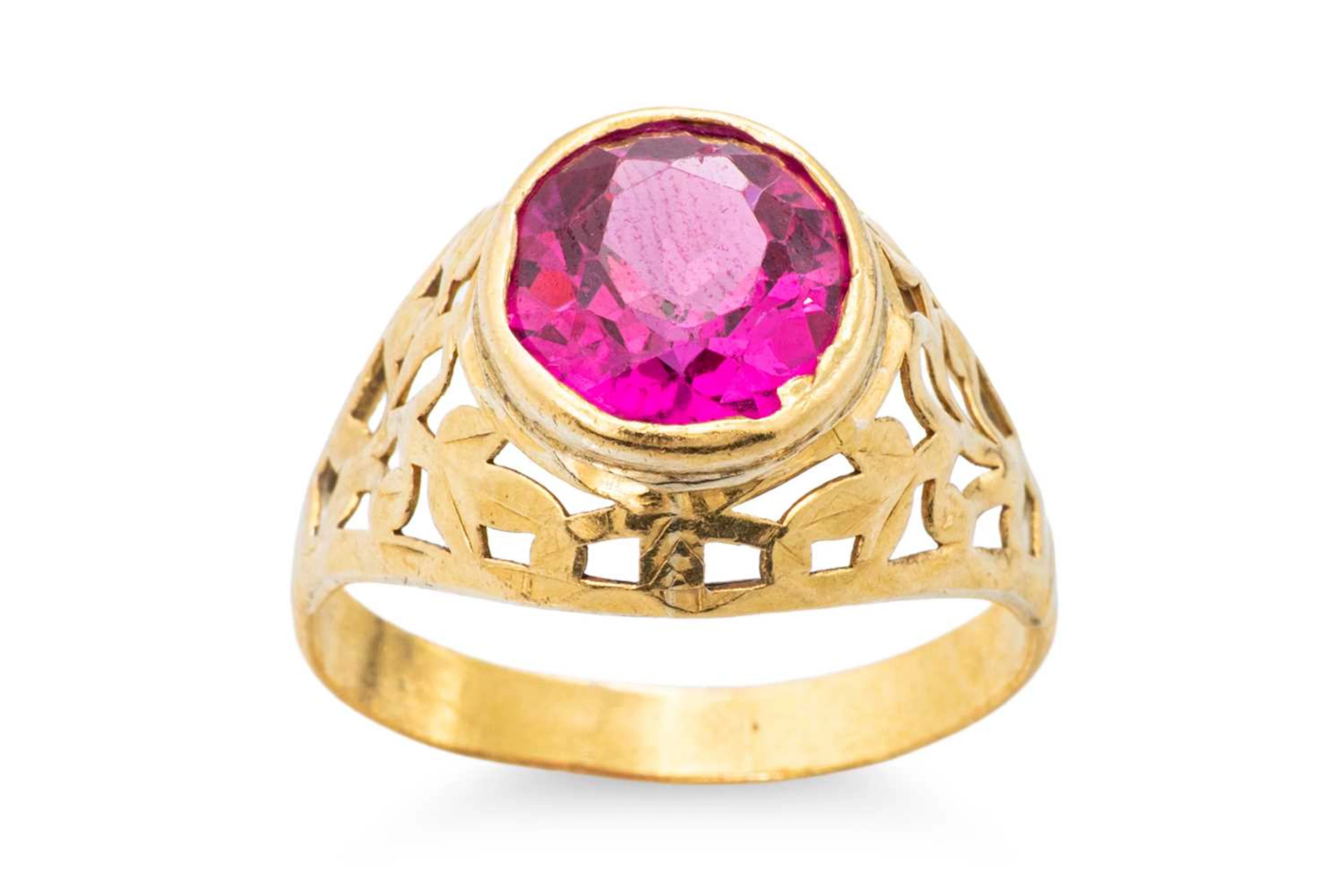 AN INDIAN VINTAGE 22CT YELLOW GOLD DRESS RING