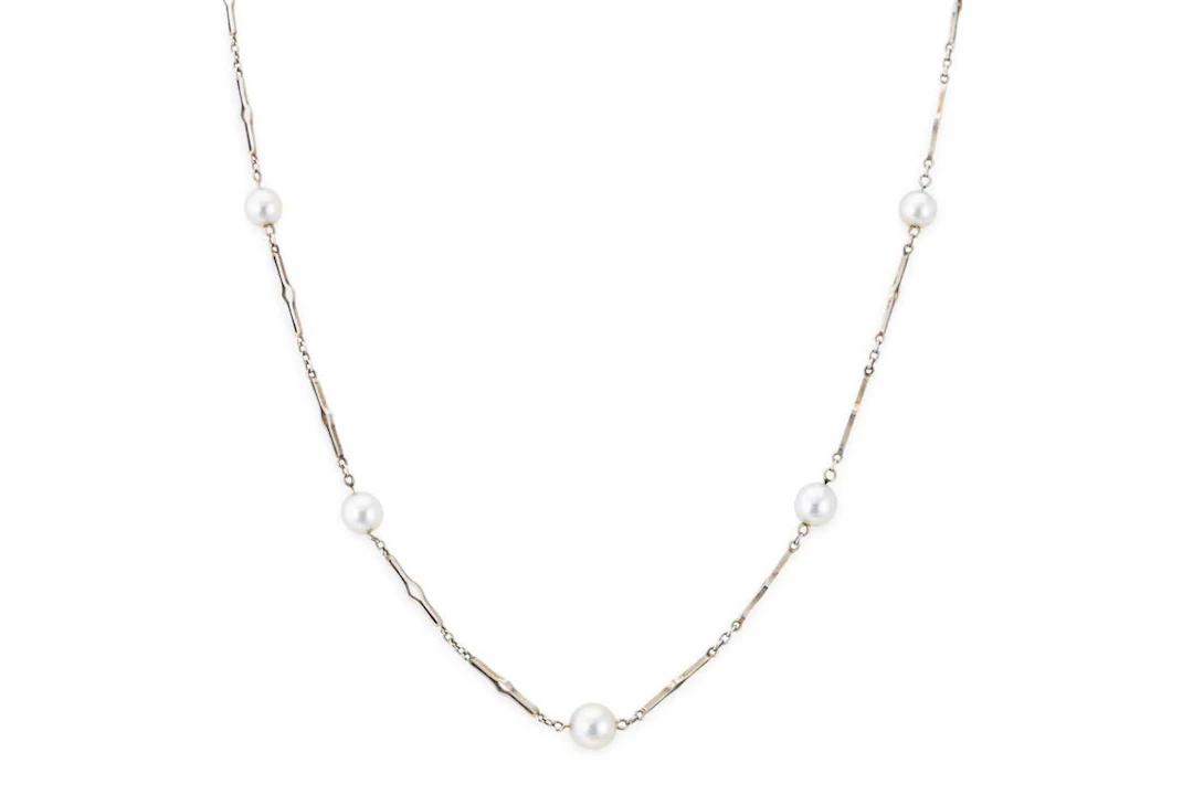 AN ART DECO 18CT WHITE GOLD STATION NECKLACE