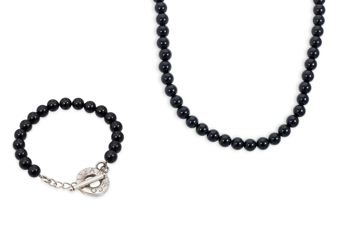 A SUITE OF BEADED JEWELLERY