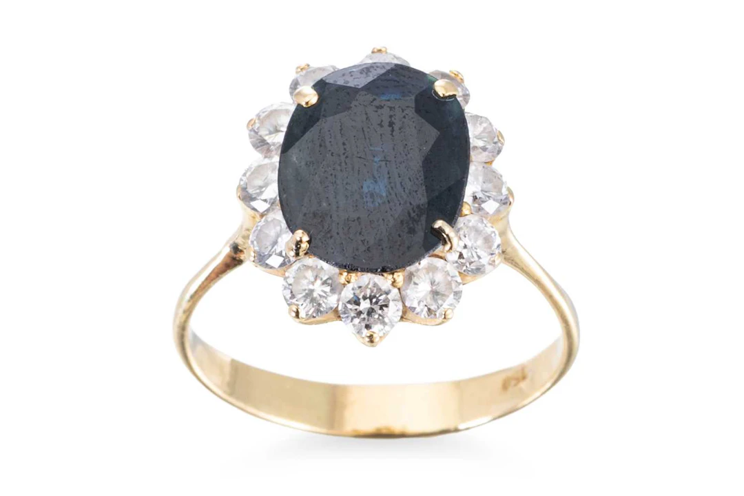 A SAPPHIRE AND DIAMOND CLUSTER RING