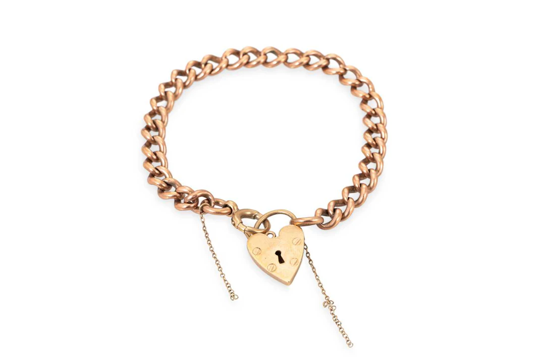 A VINTAGE 9CT GOLD CURB LINK BRACELET