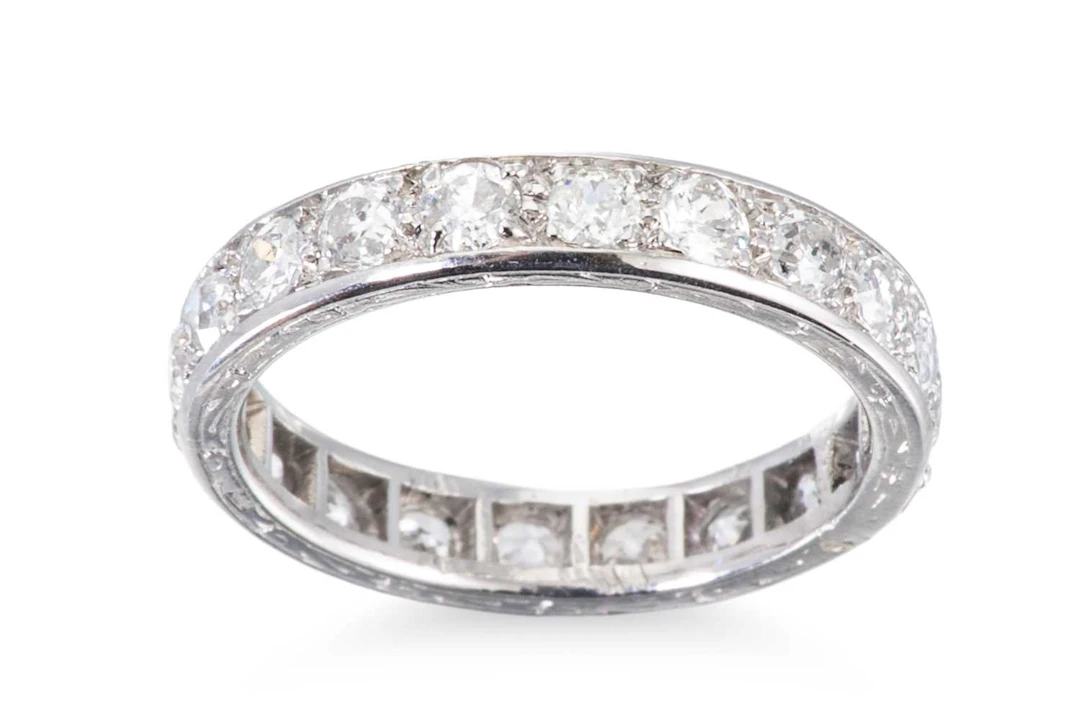 AN EARLY 20TH CENTURY FULL BANDED DIAMOND ETERNITY RING