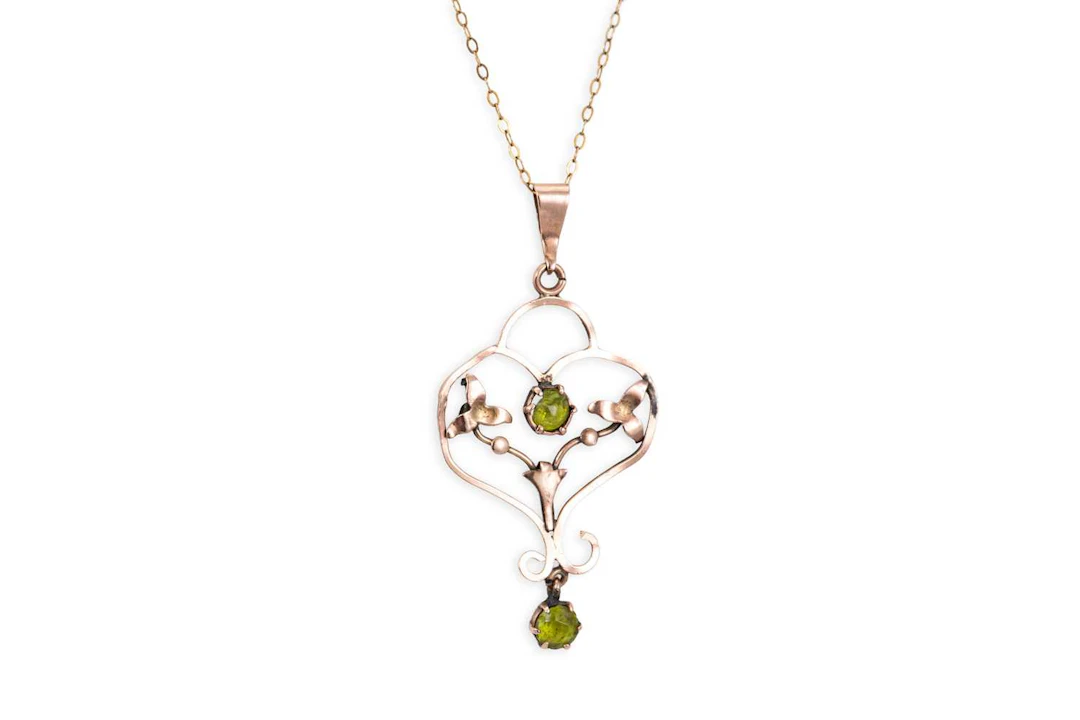AN ART NOUVEAU PENDANT