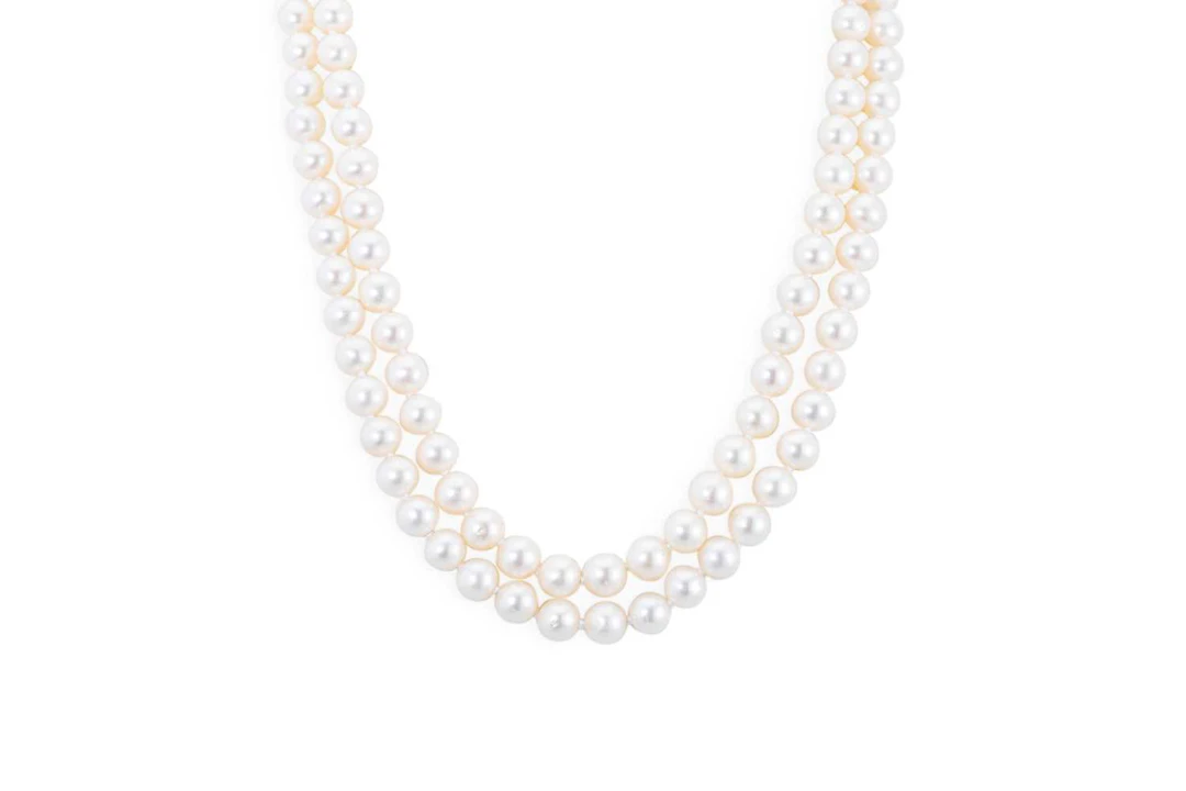 A SET OF CULTURED PEARLS