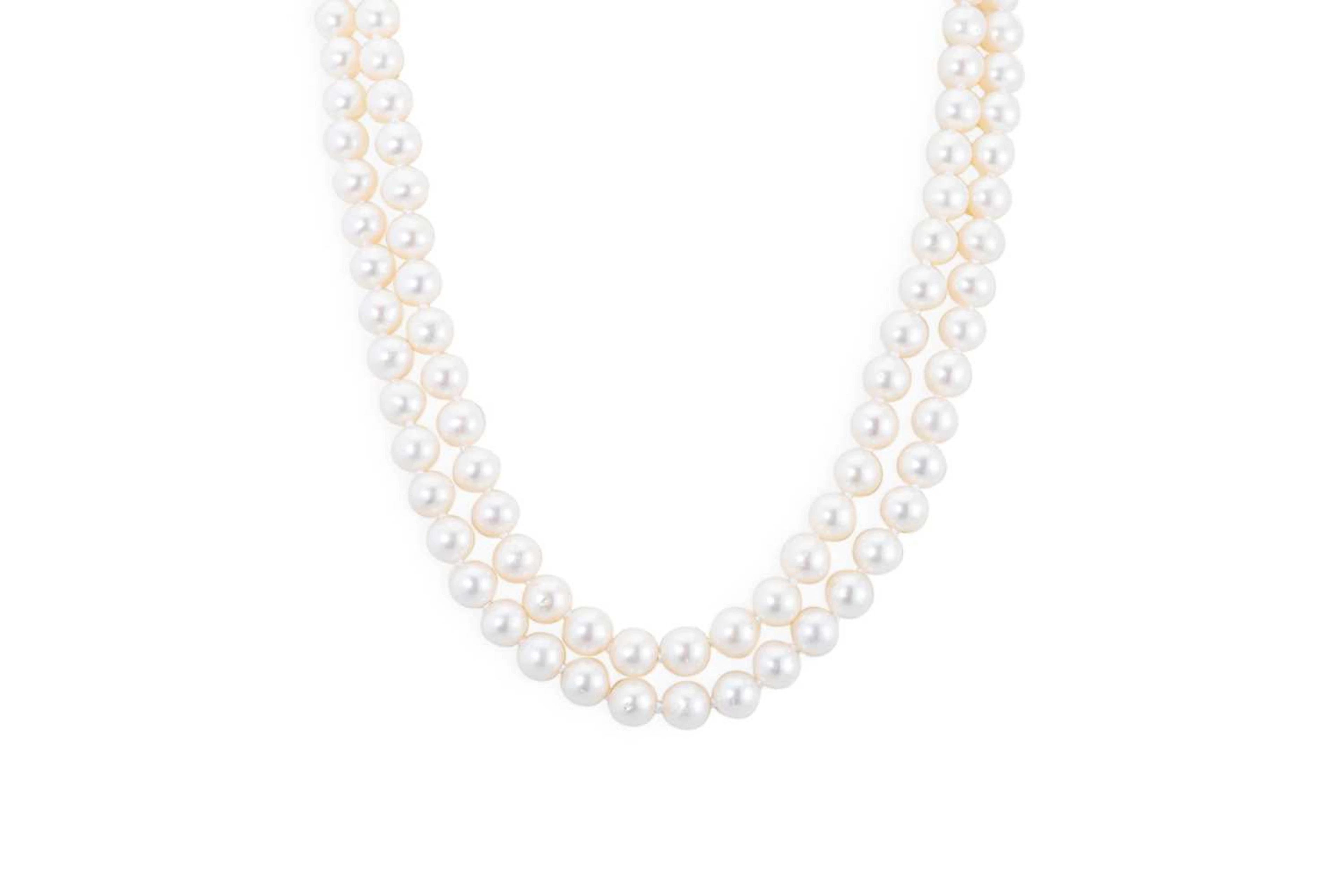 A SET OF CULTURED PEARLS
