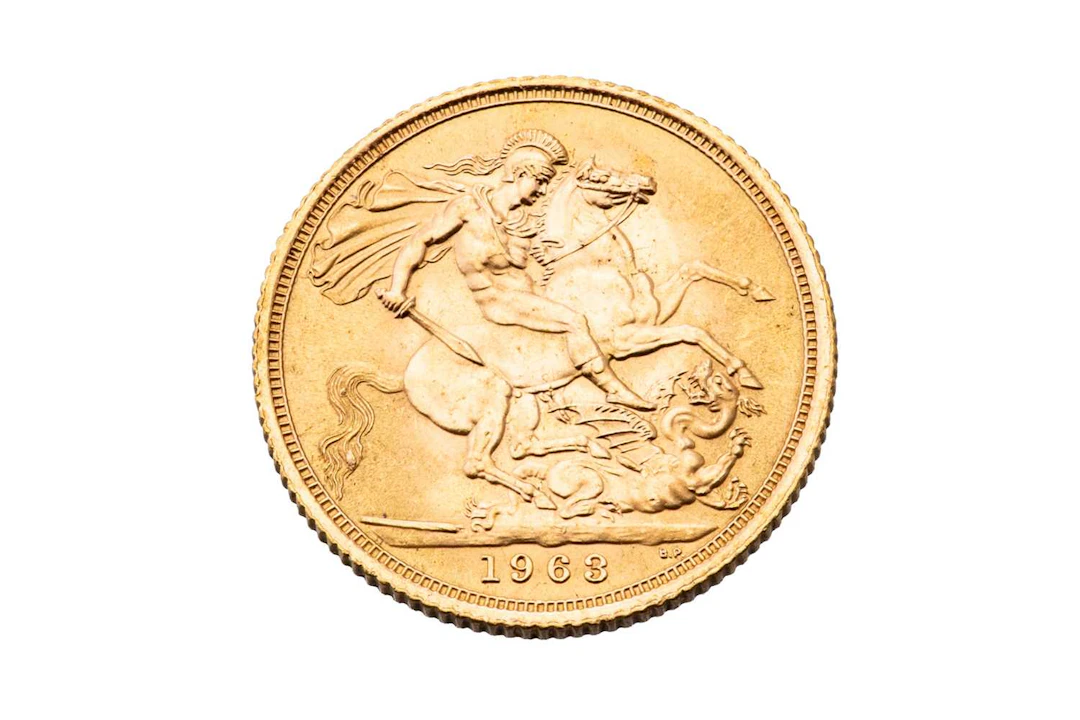 A 1963 FULL GOLD SOVEREIGN ENGLISH COIN