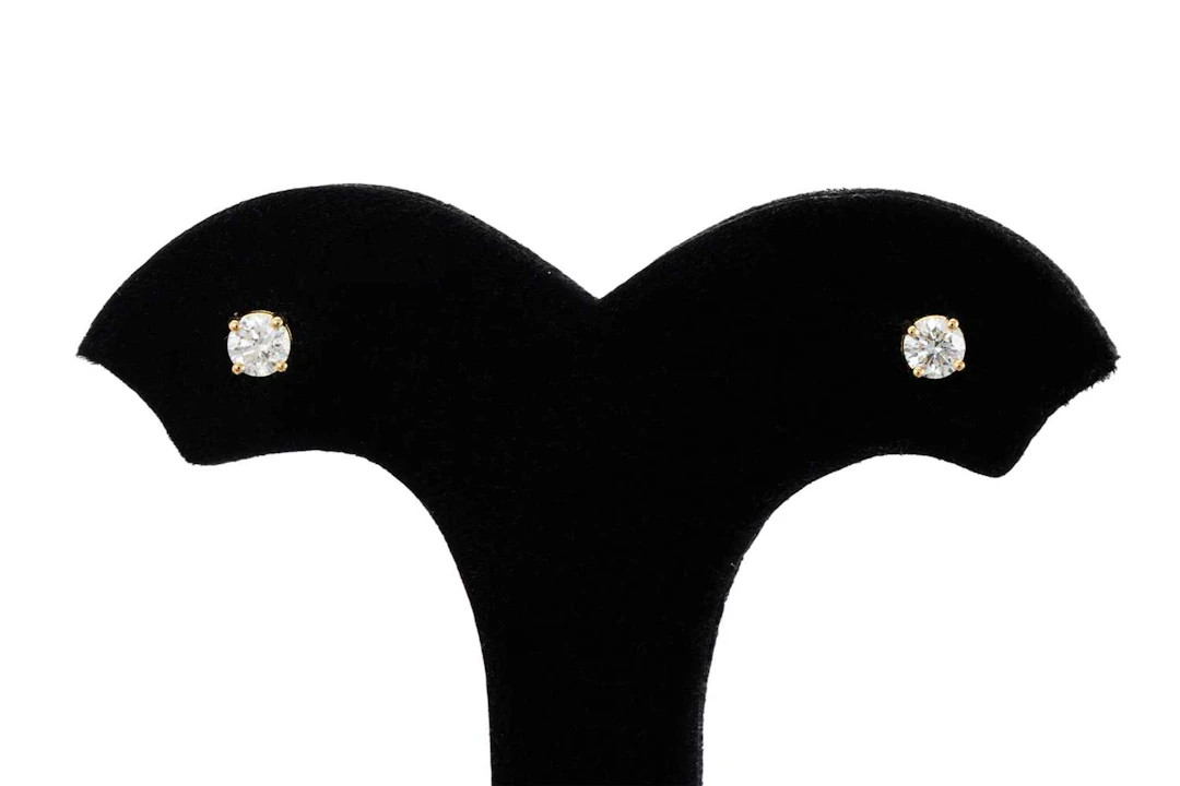 A PAIR OF DIAMOND STUD EARRINGS