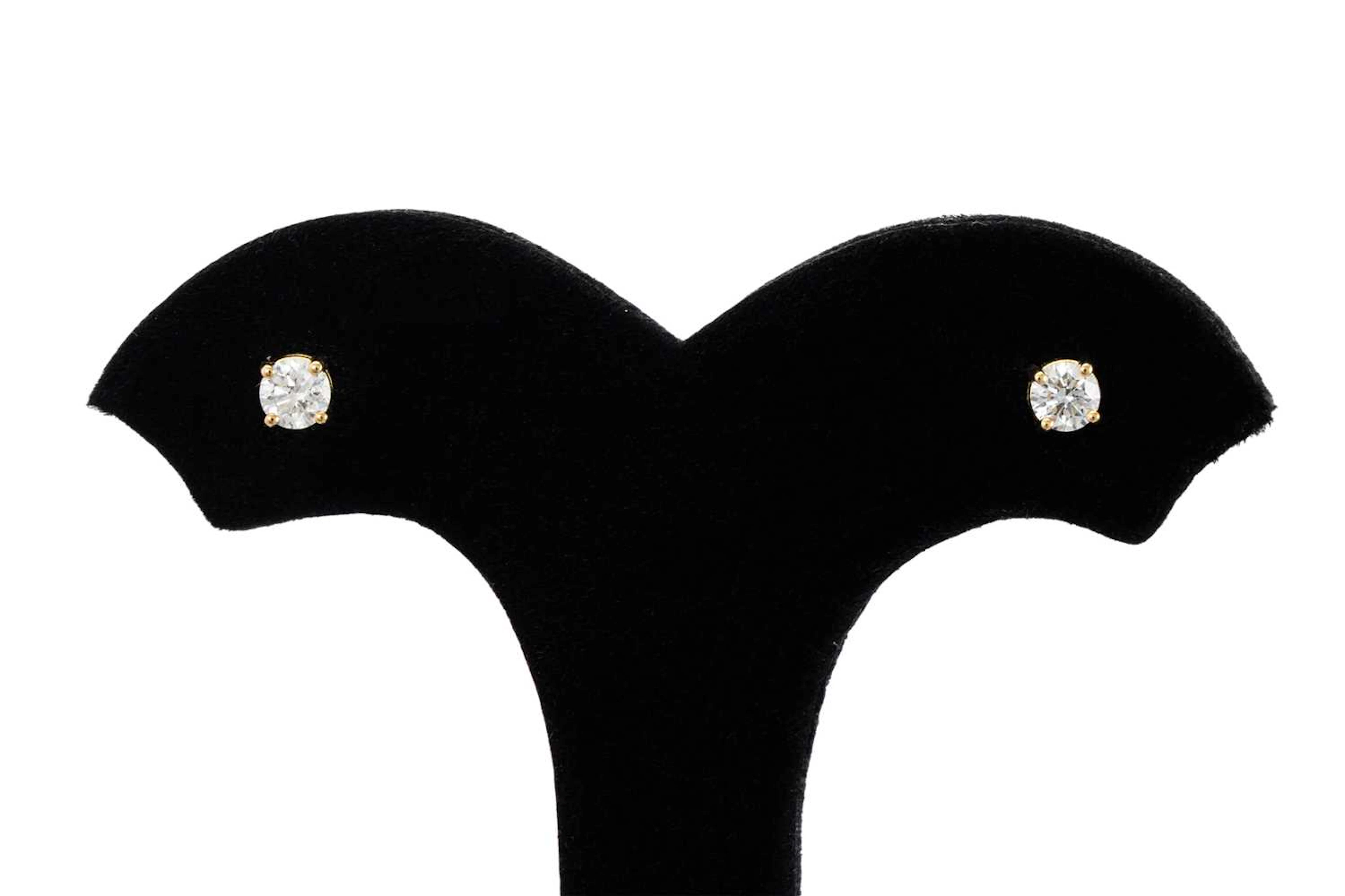 A PAIR OF DIAMOND STUD EARRINGS