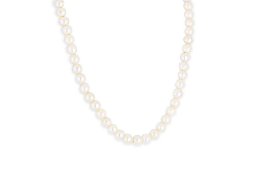 A CULTURED PEARL SINGLE STRAND NECKLACE