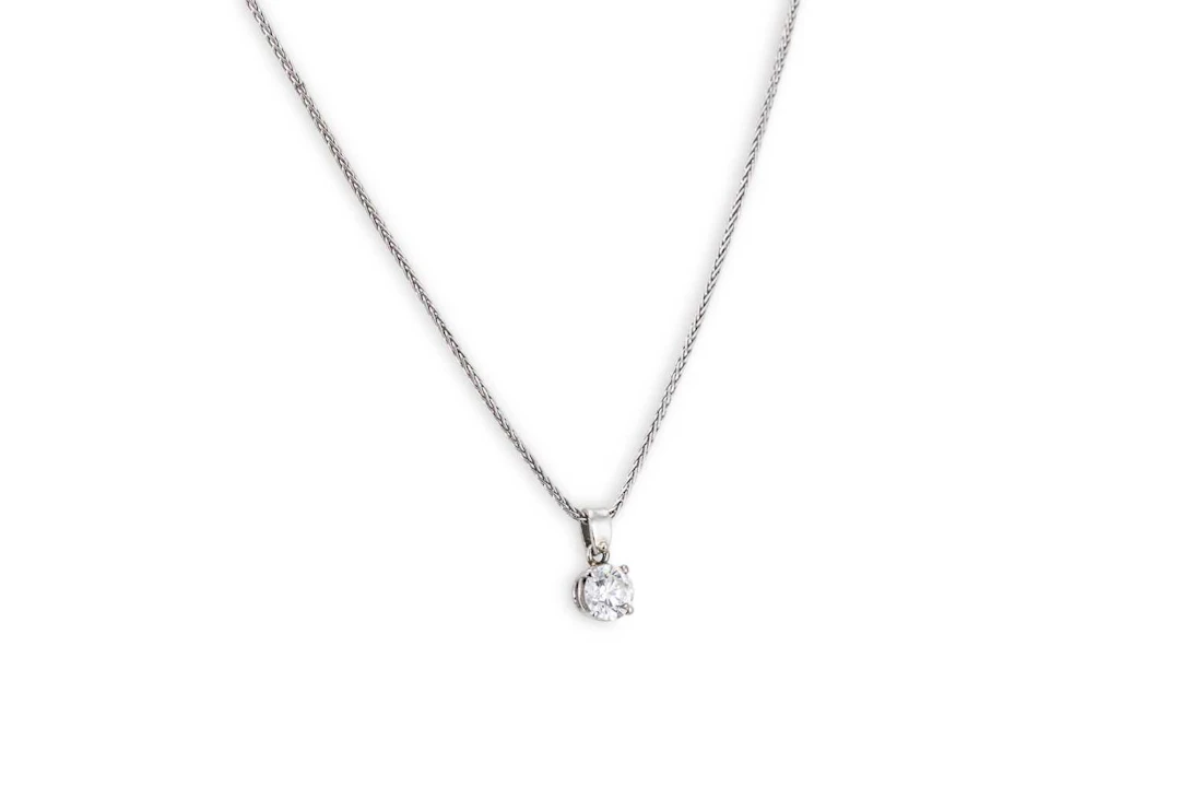 A DIAMOND SOLITAIRE PENDANT