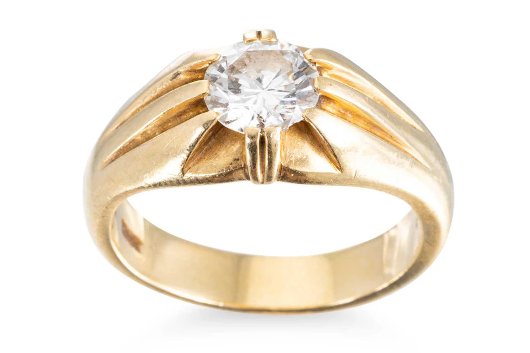 A GENT'S DIAMOND SOLITAIRE RING