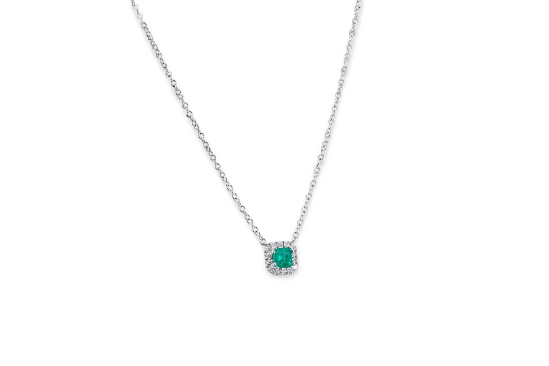 AN EMERALD AND DIAMOND CLUSTER PENDANT