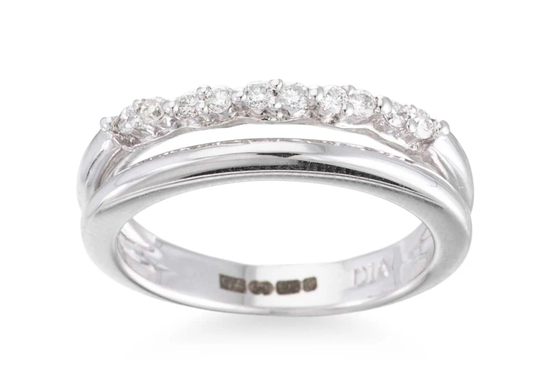 A DIAMOND CLUSTER RING