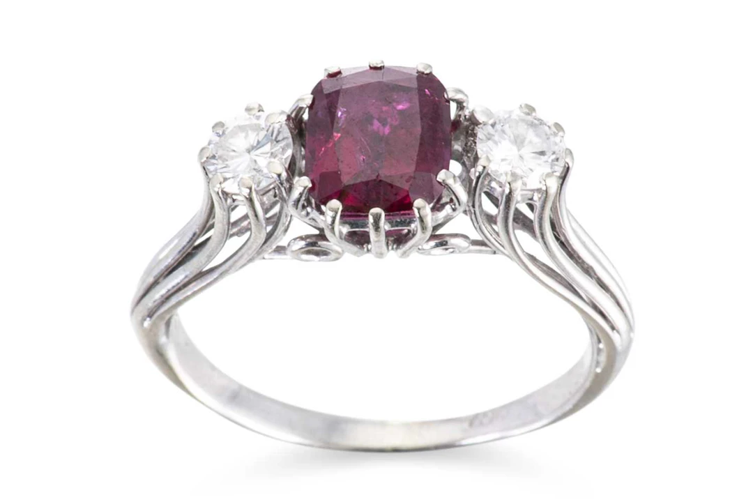 A GARNET AND DIAMOND THREE STONE RING