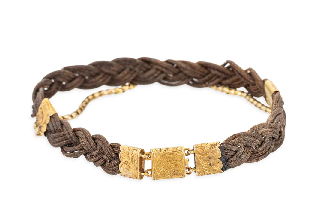 AN ANTIQUE MOURNING BRACELET
