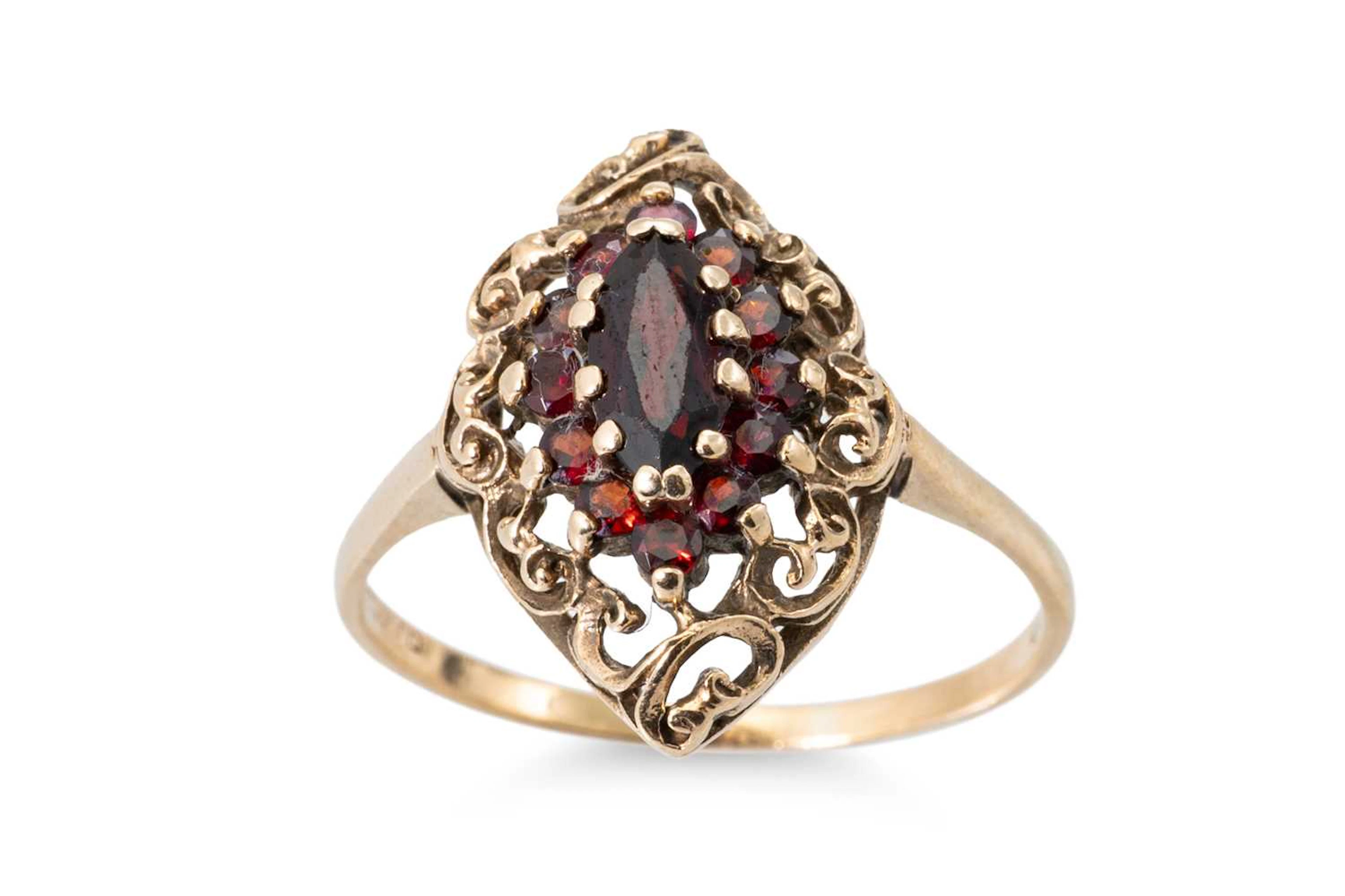 A 9CT YELLOW GOLD VINTAGE GARNET CLUSTER DRESS RING
