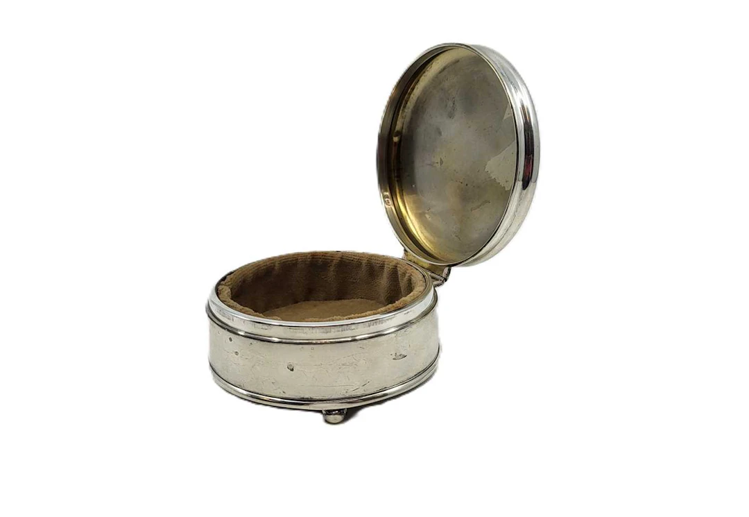 A VINTAGE STERLING SILVER JEWELLERY BOX