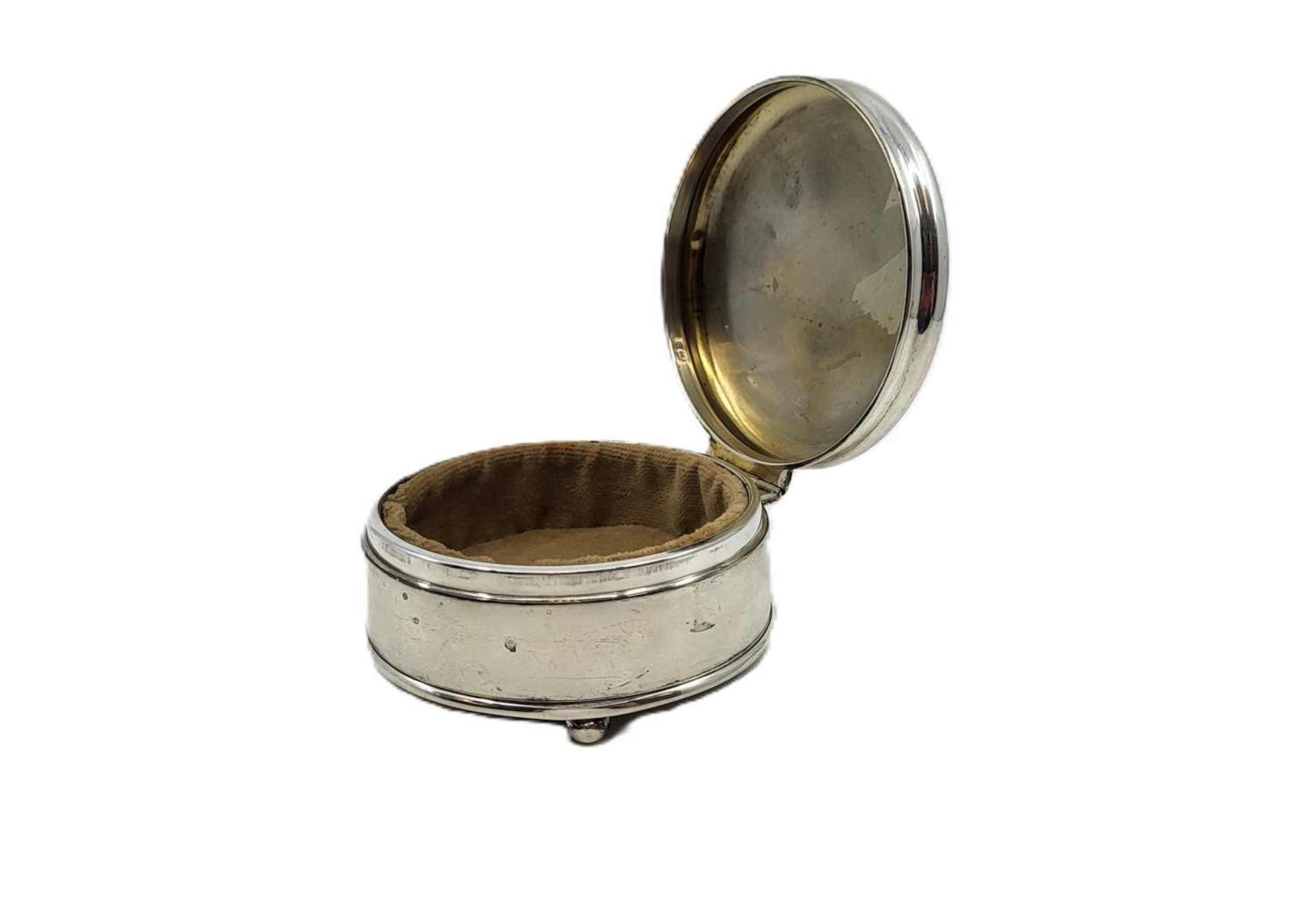 A VINTAGE STERLING SILVER JEWELLERY BOX