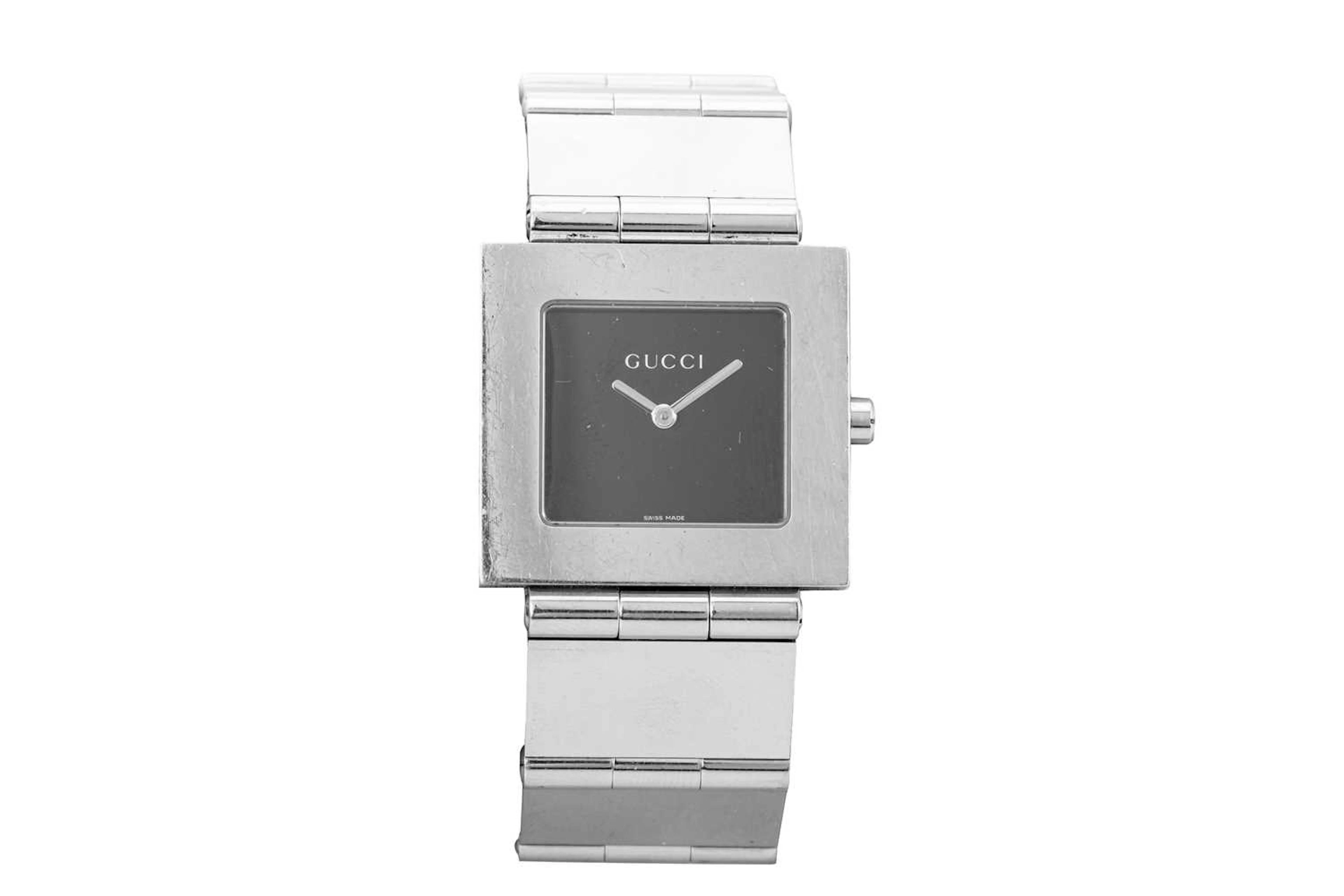 A MID-SIZED GUCCI WRIST WATCH
