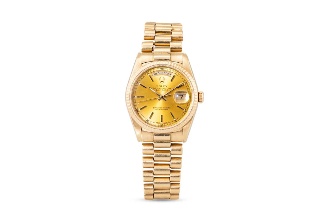 AN 18CT GOLD ROLEX OYSTER PERPETUAL DAY/DATE WRIST WATCH