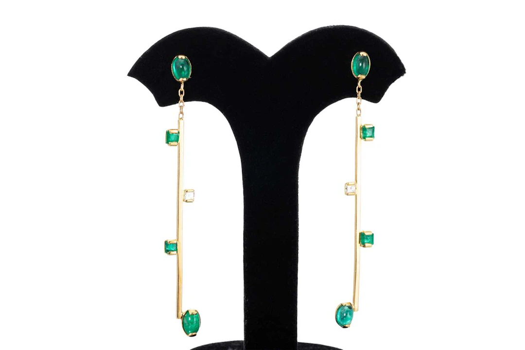 A PAIR OF DIAMOND AND EMERALD DROP EARRINGS
