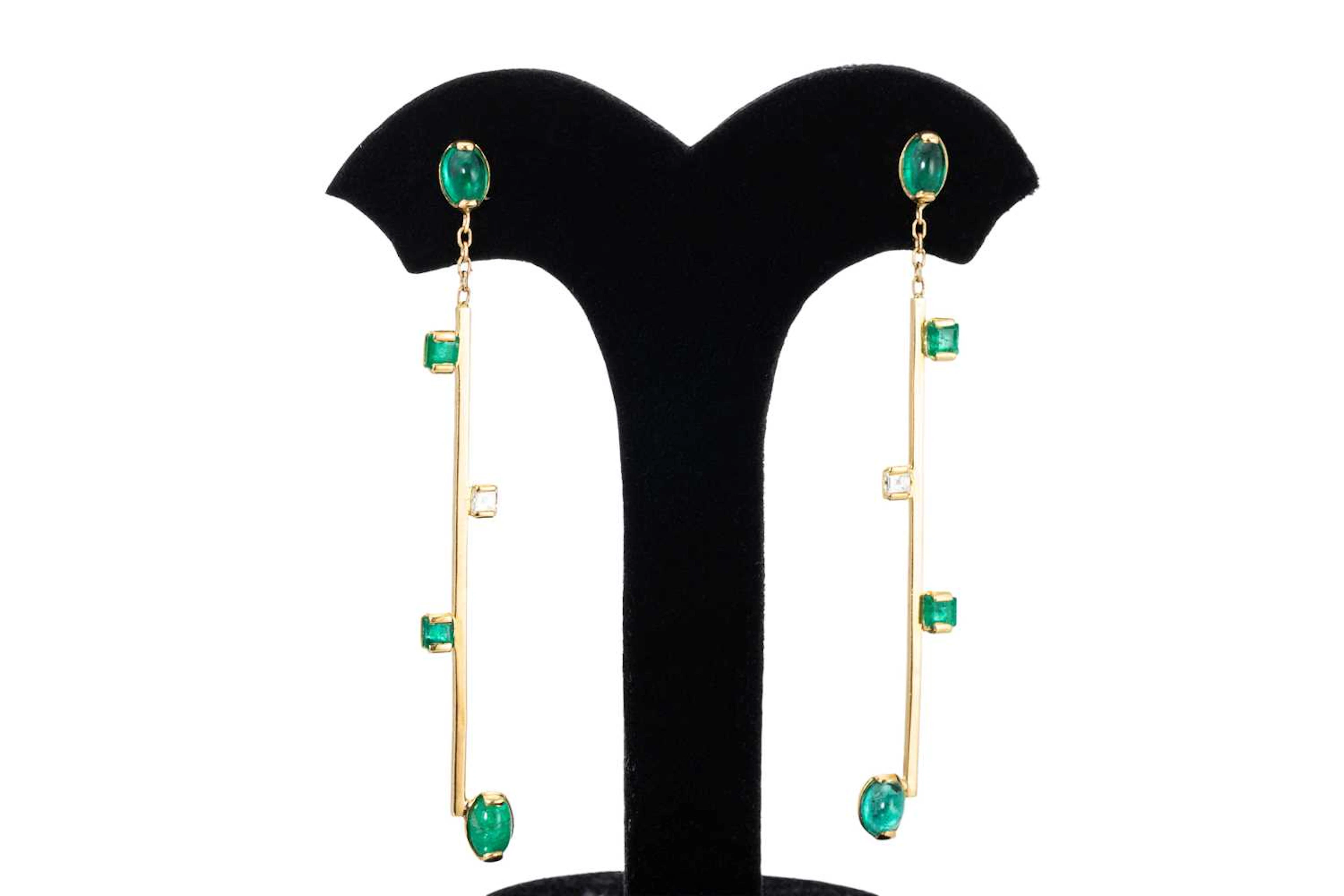 A PAIR OF DIAMOND AND EMERALD DROP EARRINGS
