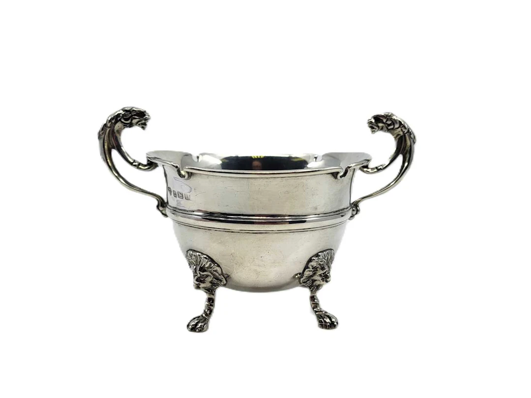 AN ANTIQUE GEORGE V STERLING SILVER TWIN HANDLED SUGAR BOWL