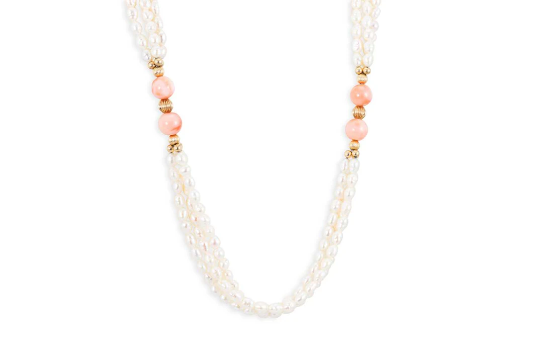 A THREE ROWED PEARL NECKLACE