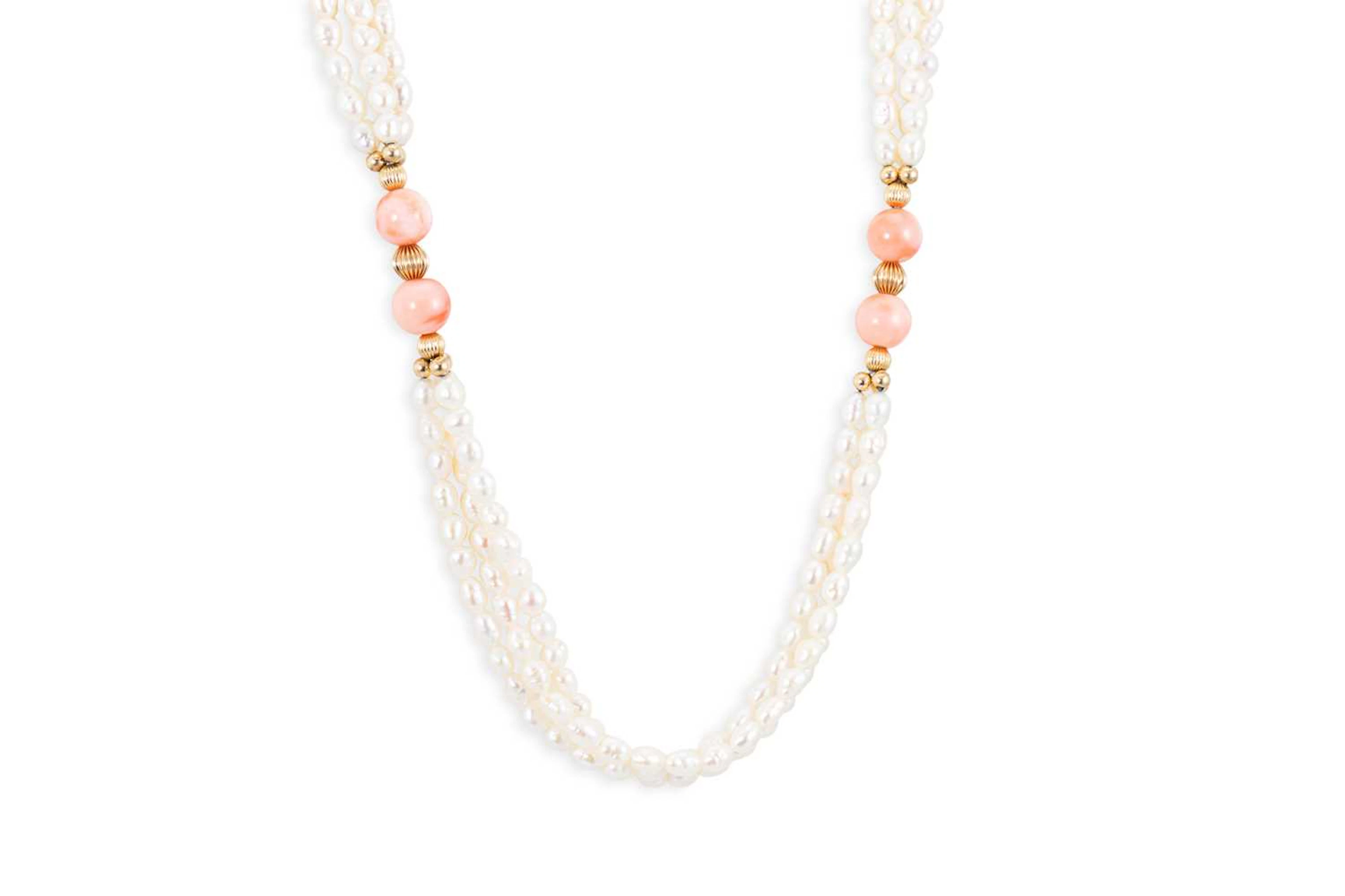 A THREE ROWED PEARL NECKLACE