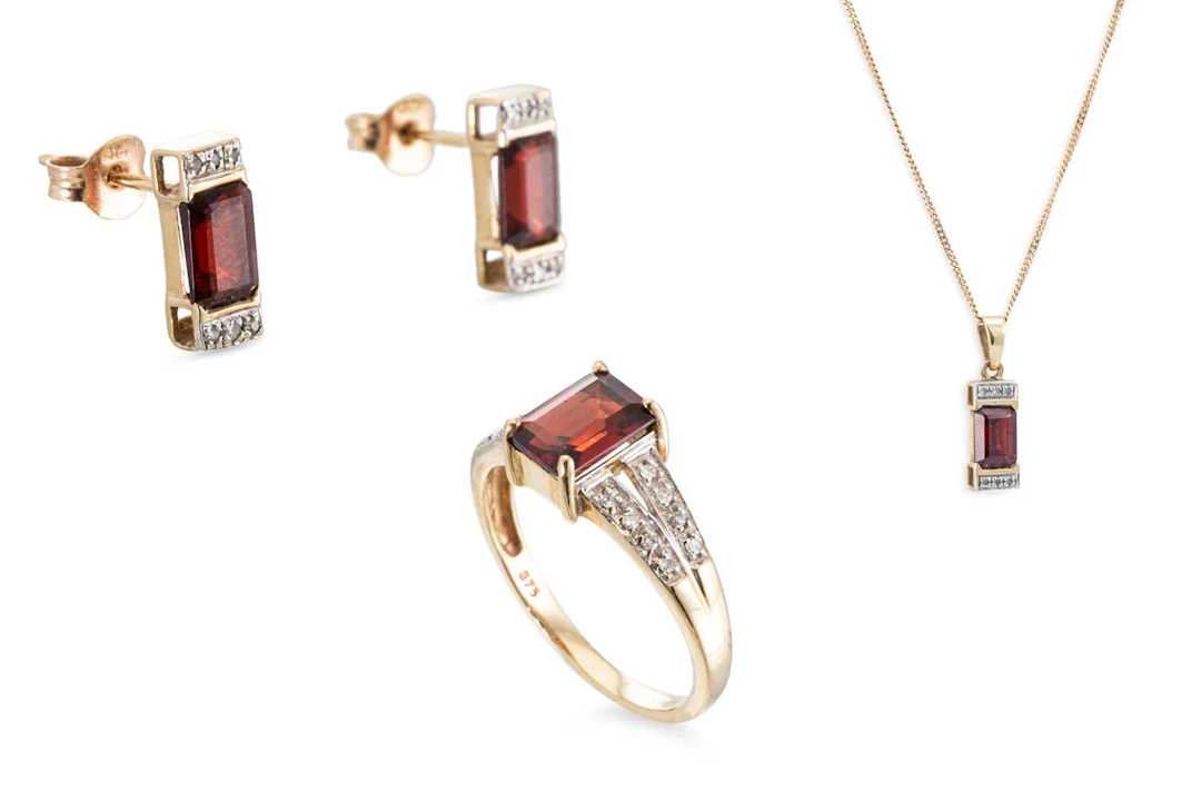 A THREE-PIECE GARNET SET SUITE OF 9CT YELLOW GOLD