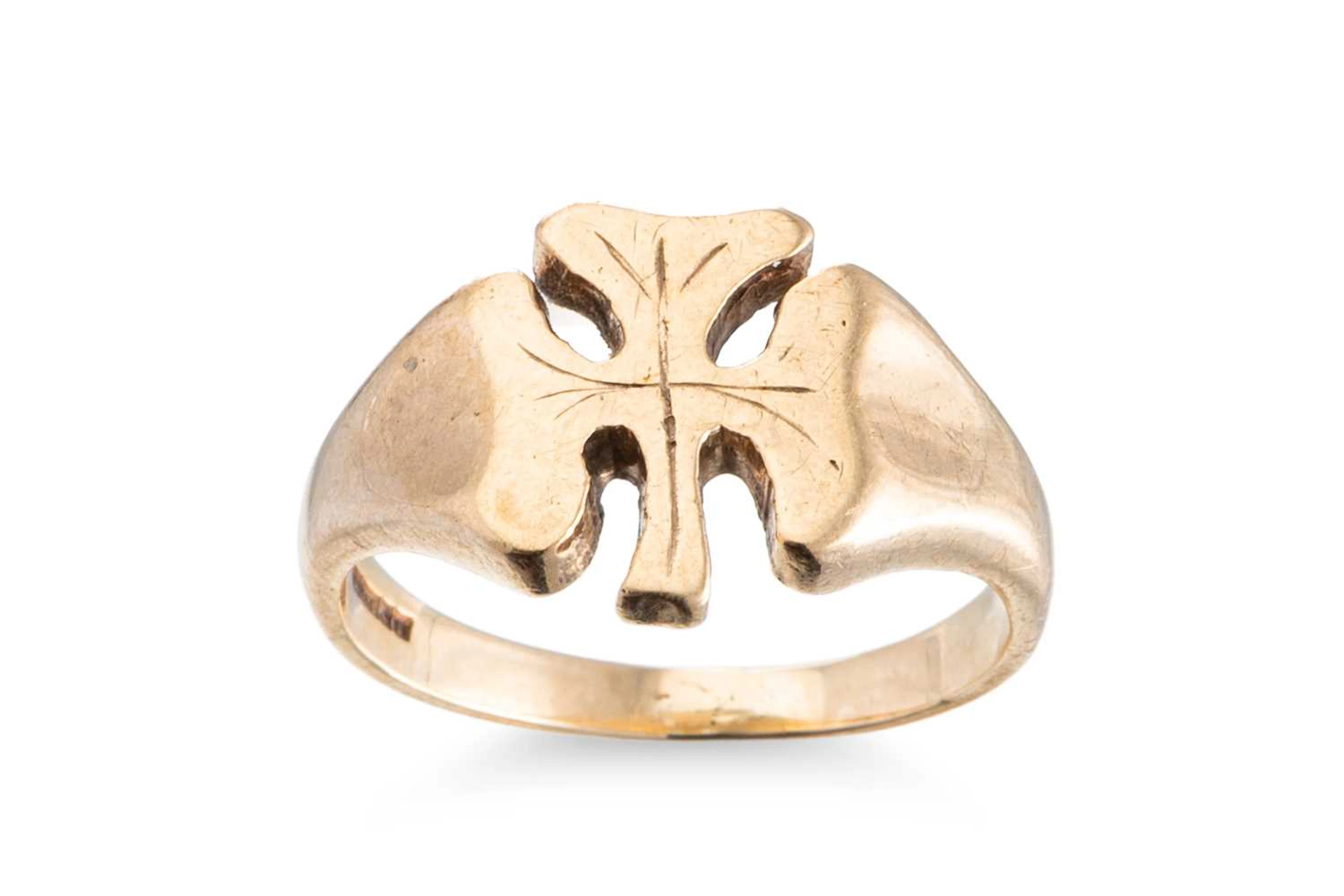 A 9CT GOLD SHAPED SIGNET RING