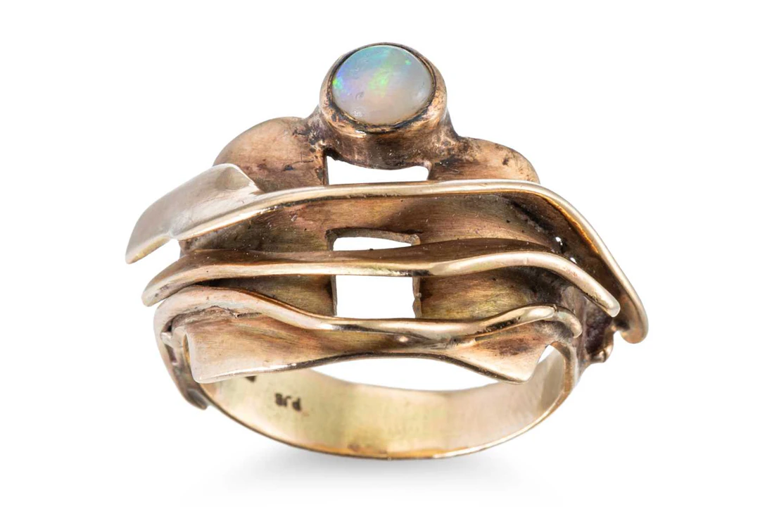 AN ABSTRACT OPAL RING