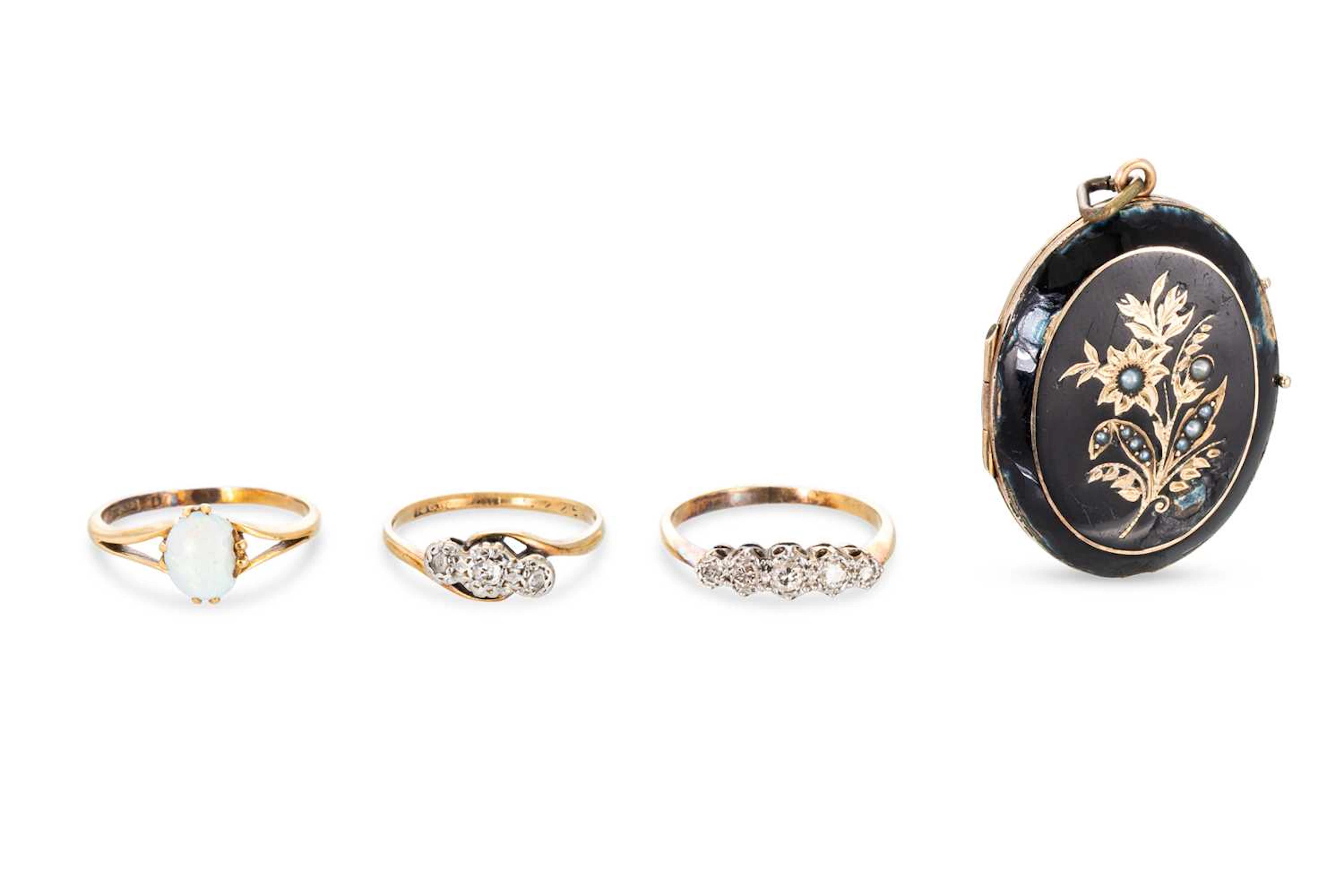 AN INTERESTING LOT OF ANTIQUE AND LATER RINGS