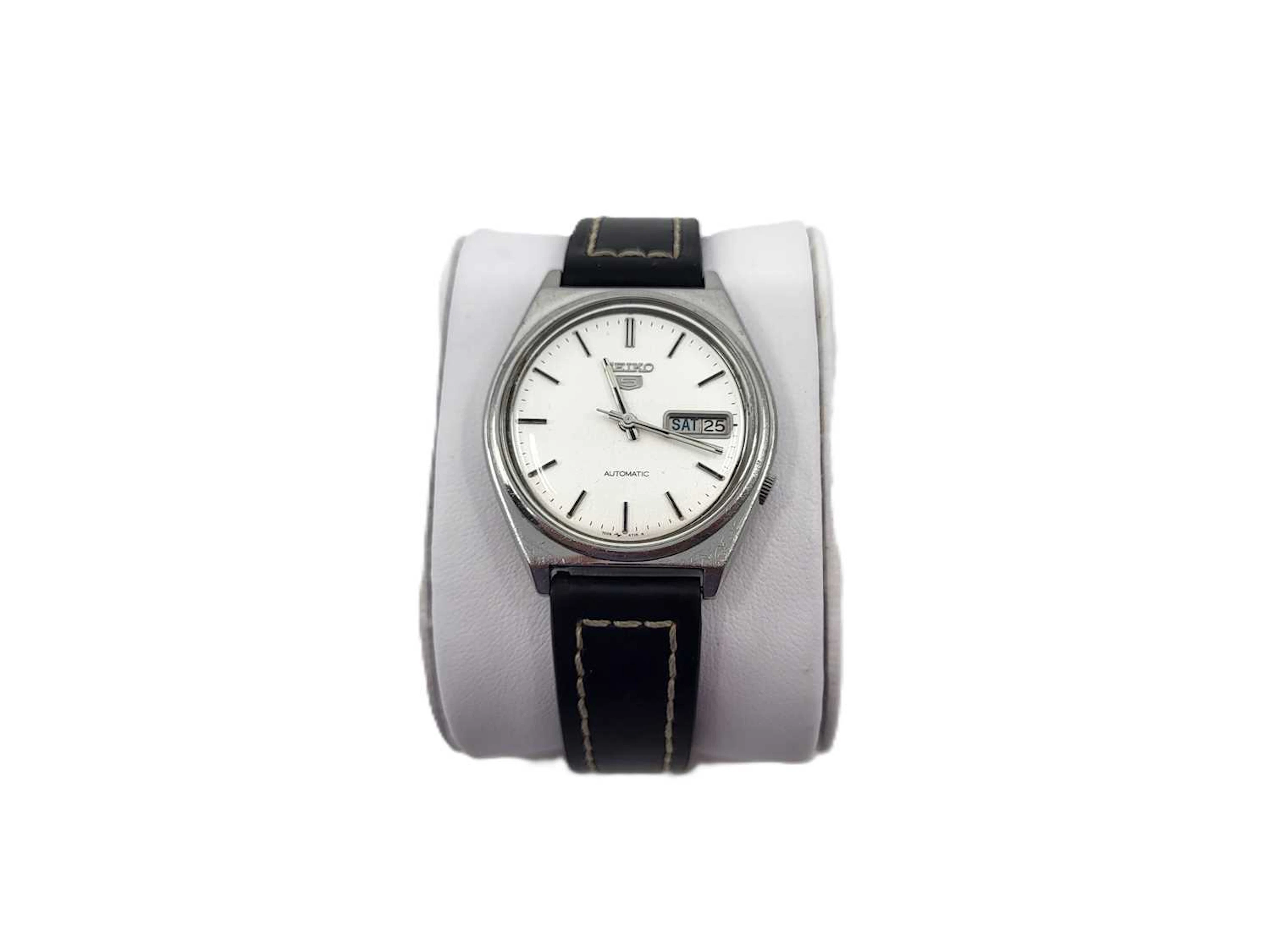 A SEIKO 5 AUTOMATIC DAY/DATE WATCH