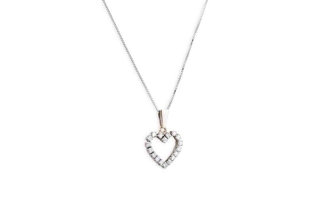 A DIAMOND HEART SHAPED PENDANT