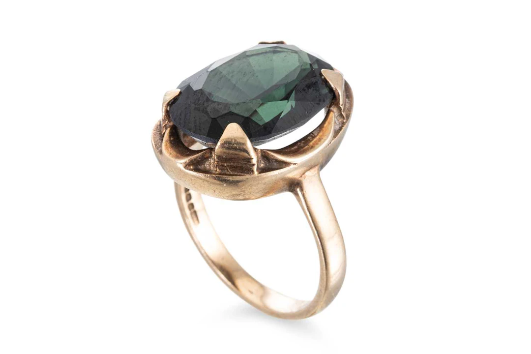 A 9CT YELLOW GOLD GEMSET DRESS RING