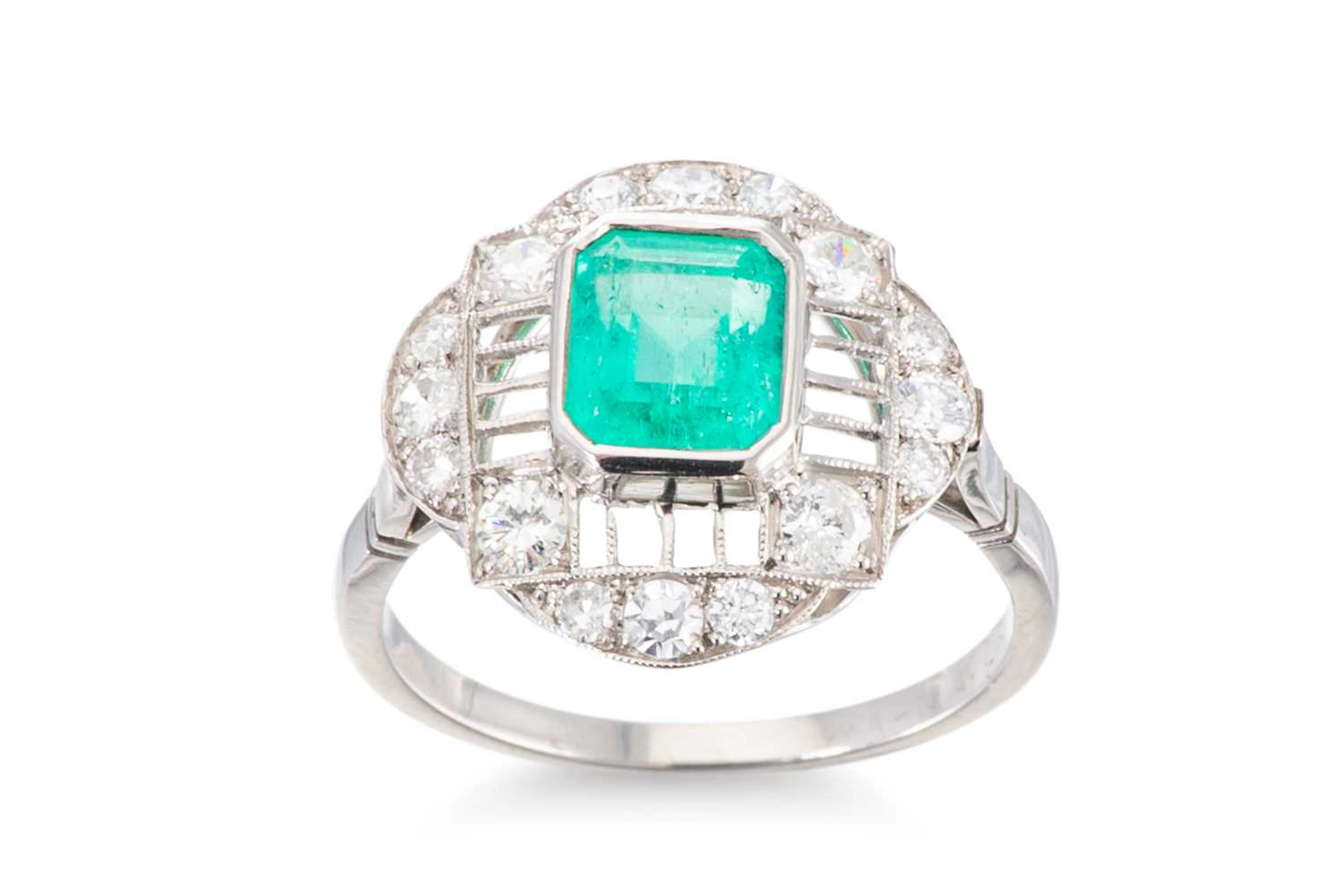 AN ART DECO STYLE EMERALD AND DIAMOND CLUSTER RING