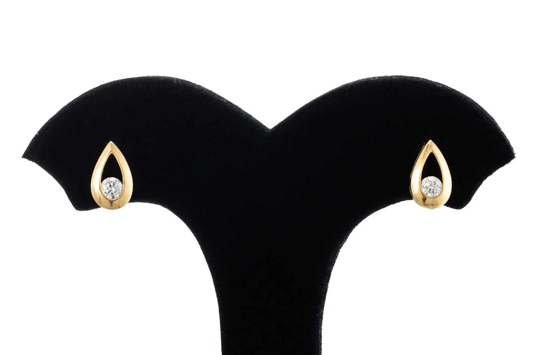 A PAIR OF DIAMOND EARRINGS