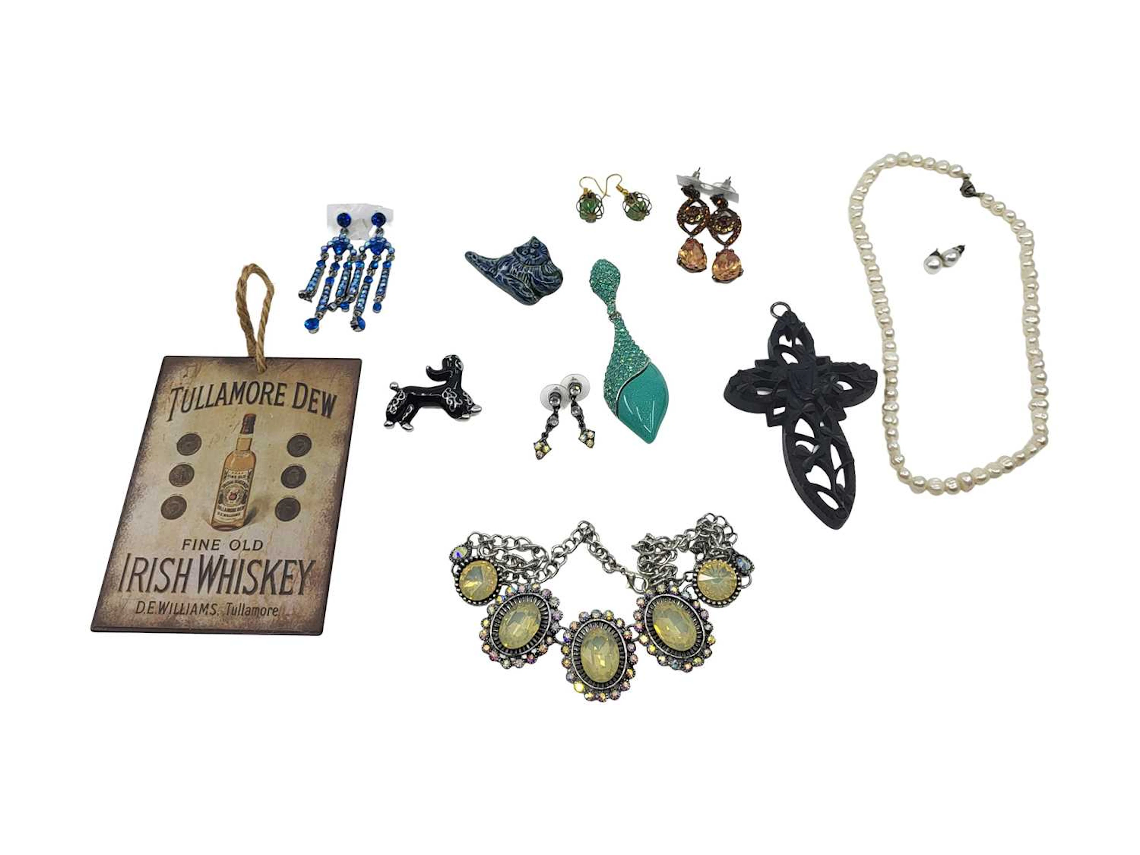 A COLLECTION OF COSTUME JEWELLERY