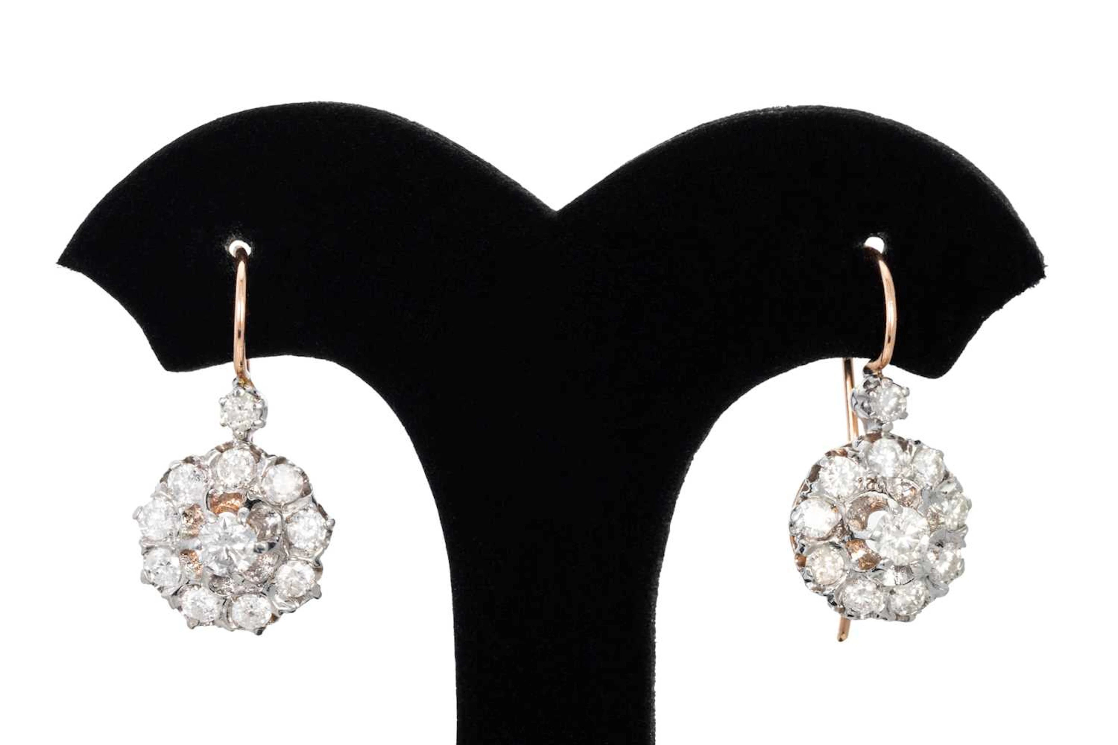A PAIR OF DIAMOND DROP EARRINGS
