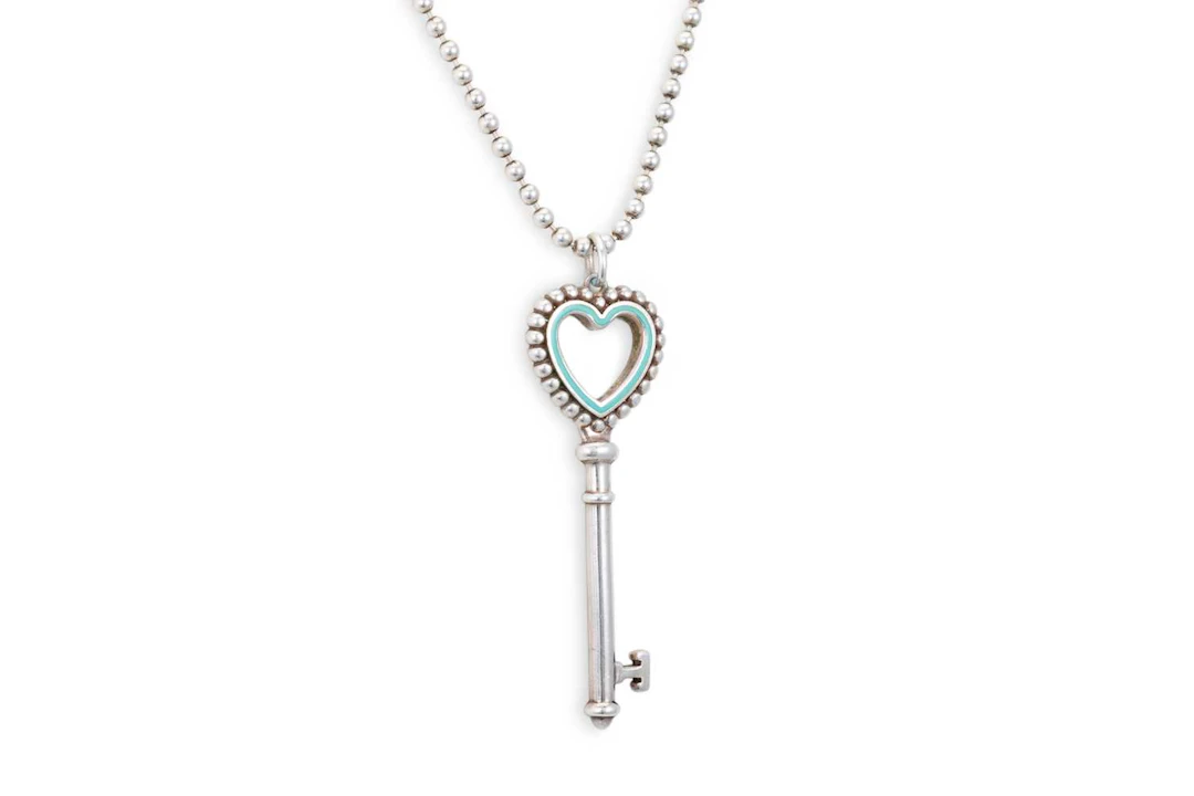 A SILVER TIFFANY PENDANT AND CHAIN