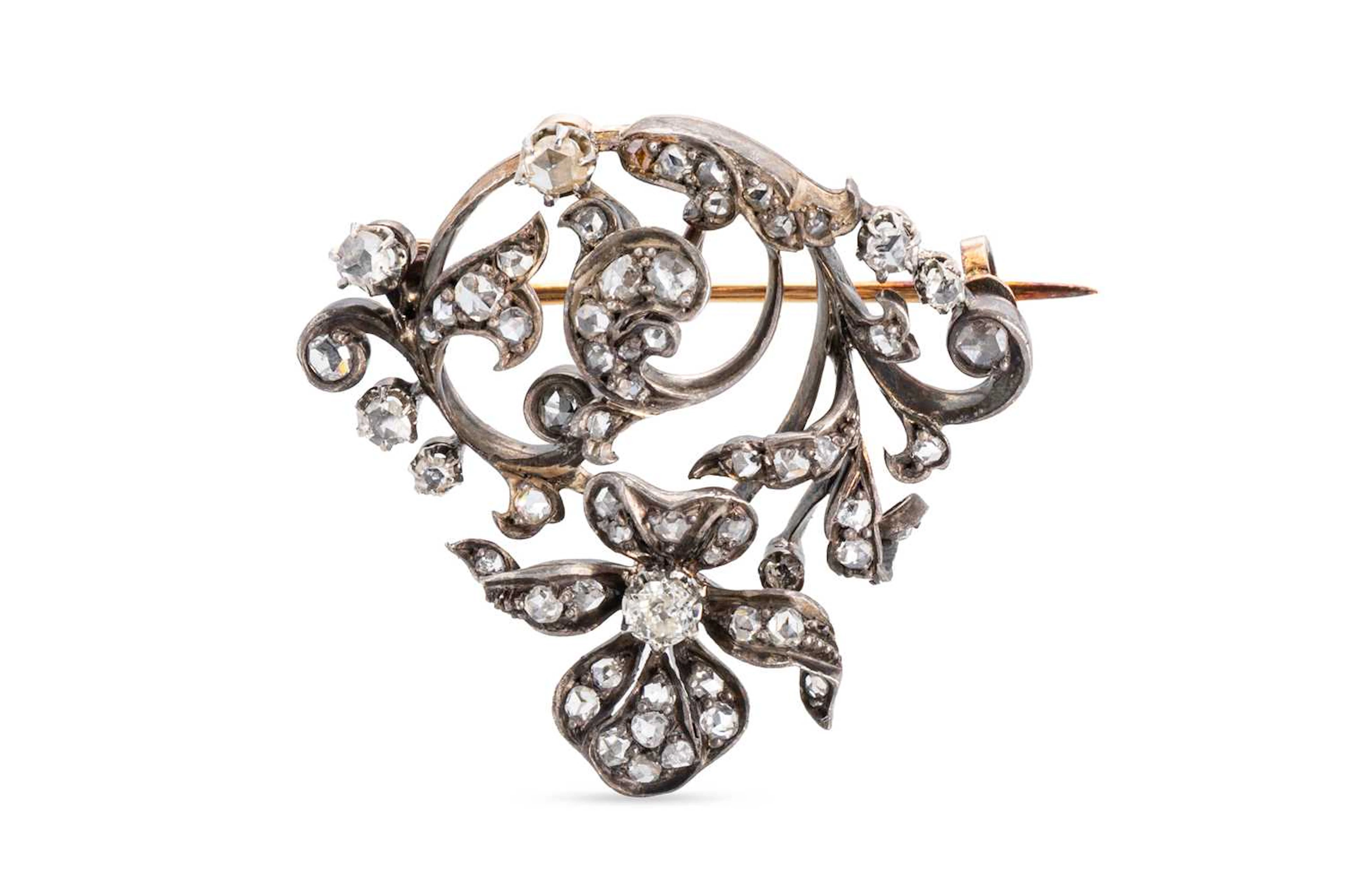 AN ANTIQUE DIAMOND SET BROOCH