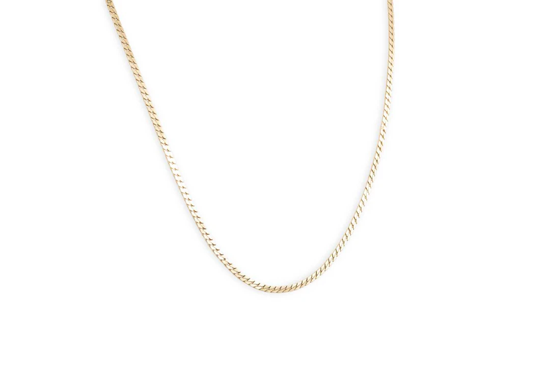 A 9CT YELLOW GOLD FLAT CURB LINK NECK CHAIN