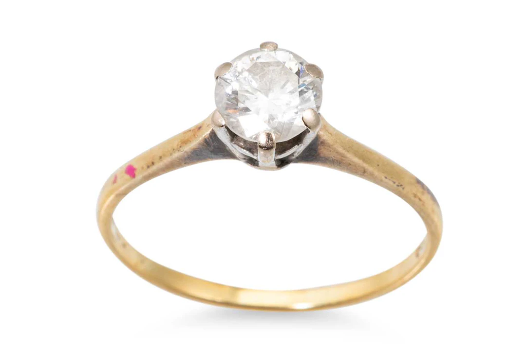 A VINTAGE DIAMOND SOLITAIRE RING