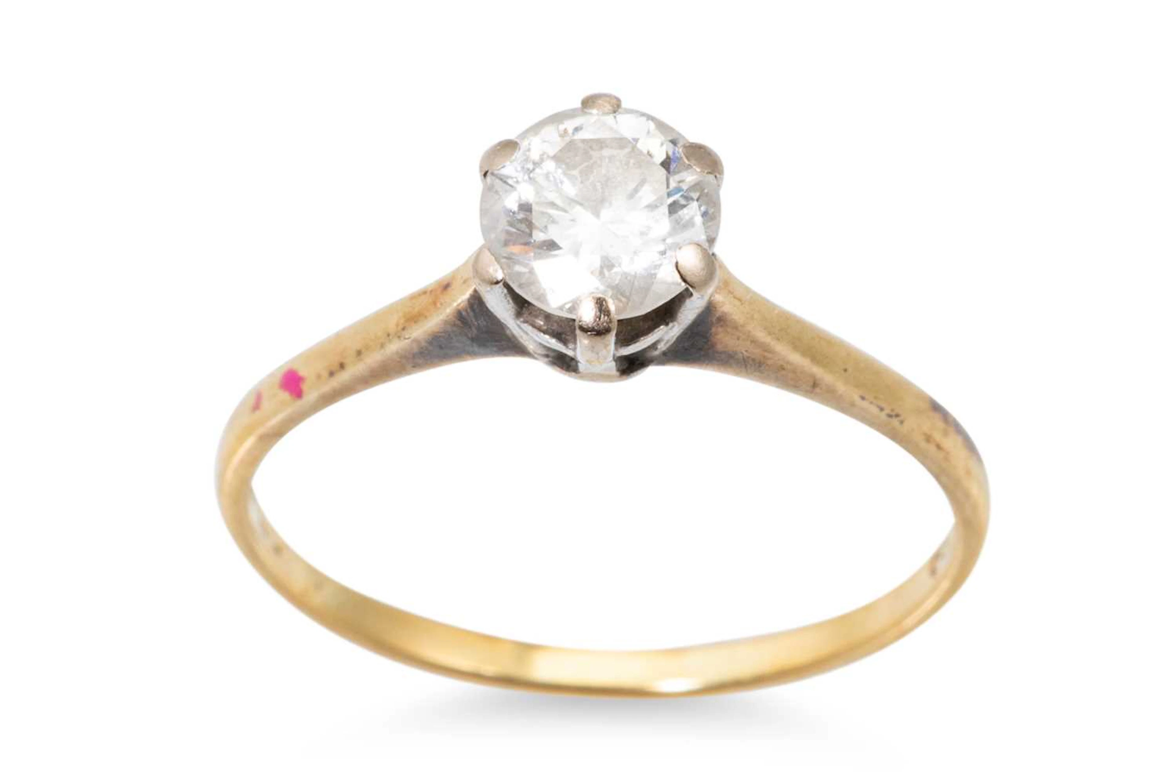 A VINTAGE DIAMOND SOLITAIRE RING