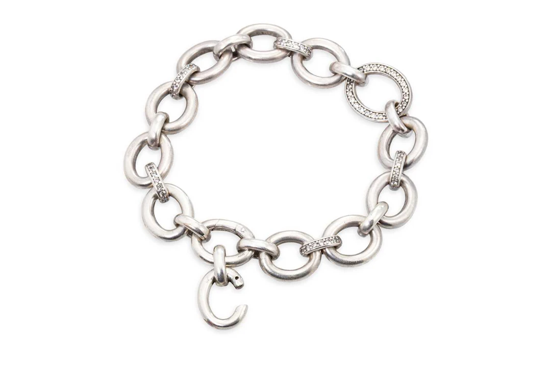 A STERLING SILVER (.925) OPEN LINK BRACELET
