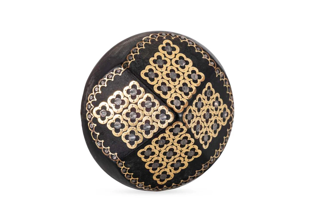 AN ANTIQUE GOLD TORTOISESHELL BROOCH