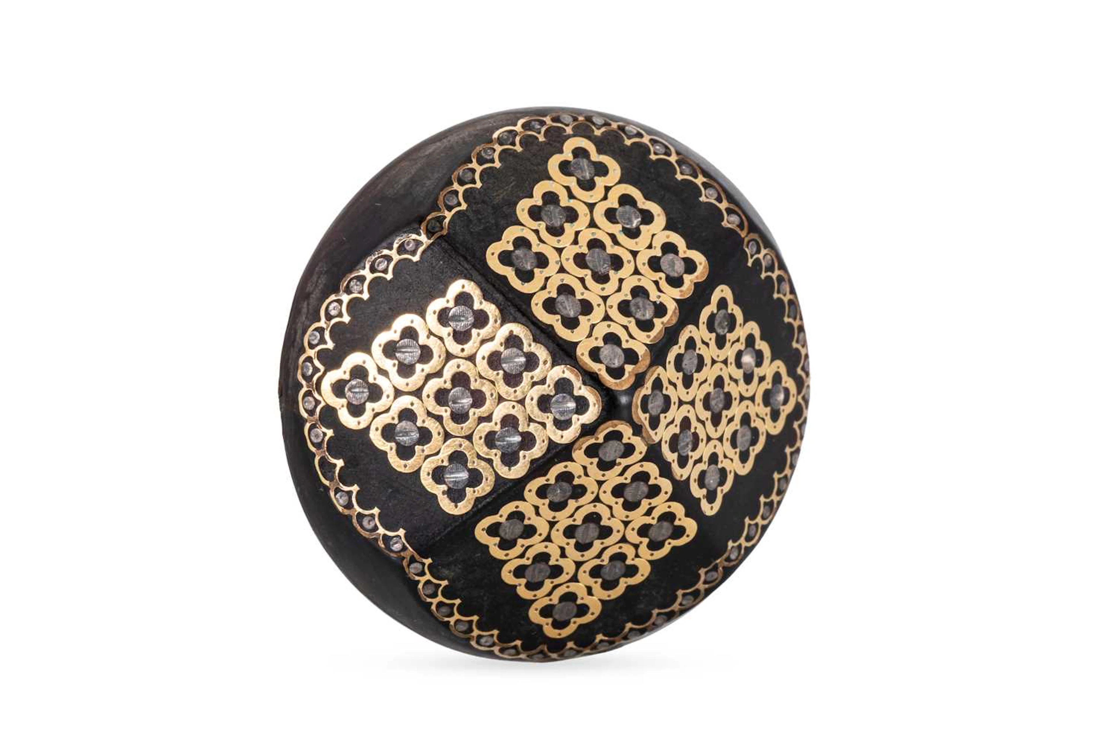 AN ANTIQUE GOLD TORTOISESHELL BROOCH