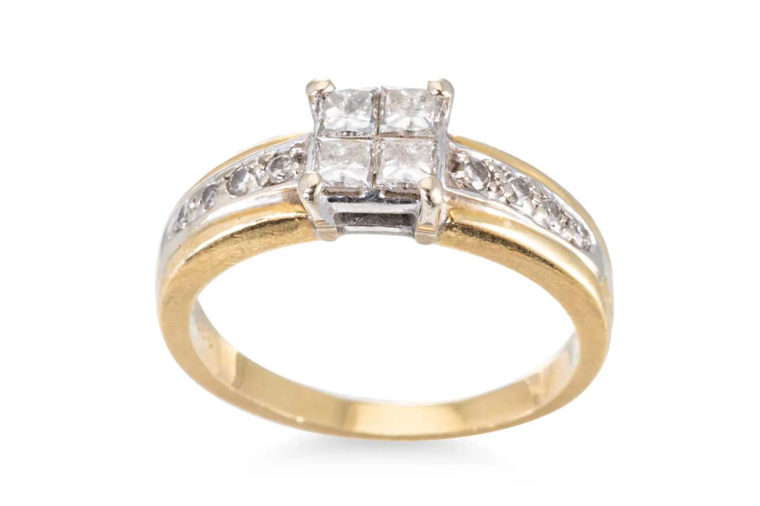 A DIAMOND CLUSTER RING